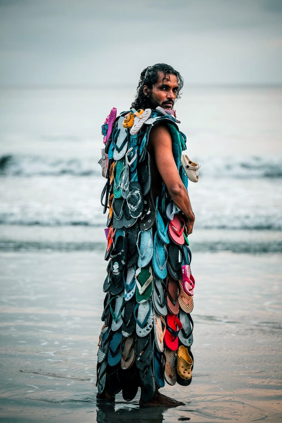 Diver in a coat of flip-flops, seen from the side